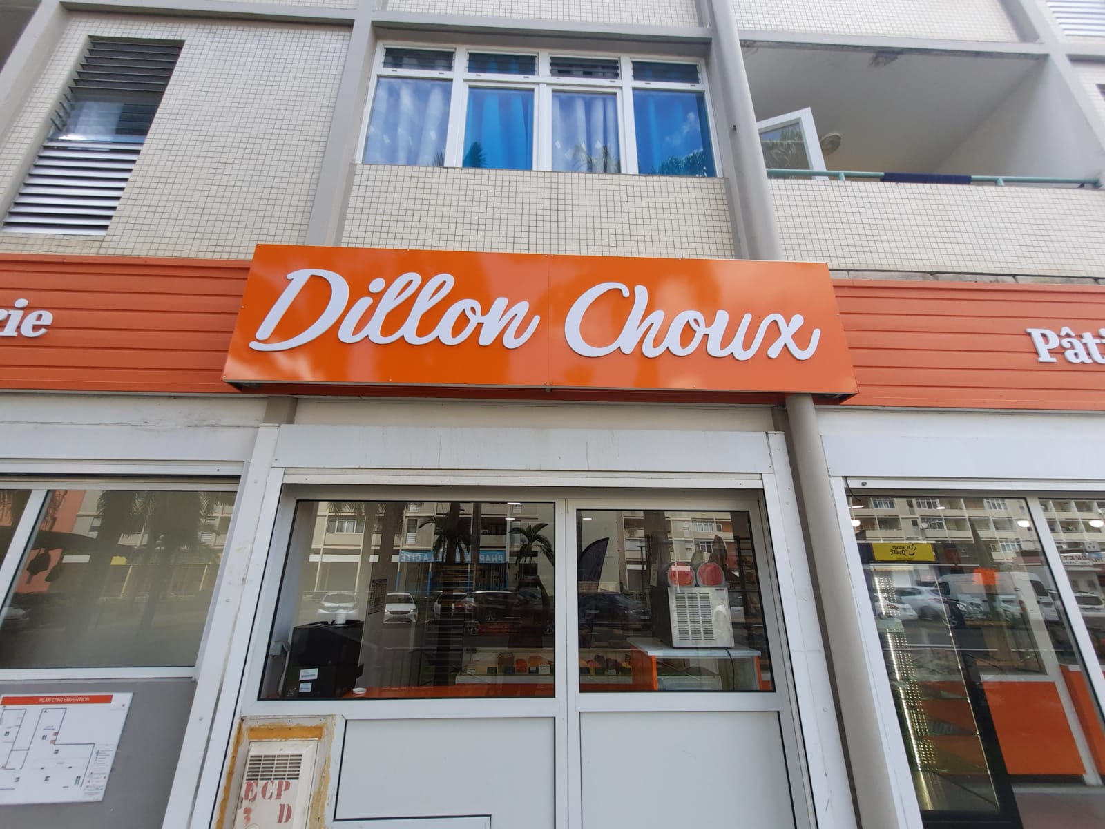 Enseigne de façade / lettrage classique